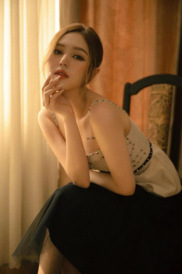  Xoài Non là cái tên vô cùng quen thuộc đối với cộng đồng game thủ Việt Nam. Dù không làm công việc livestream game nhưng với tư cách là bà xã của Xemesis, cô nàng luôn nhận được sự quan tâm tới từ cộng đồng mạng.