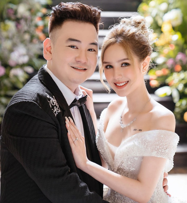 Xoài Non chính thức về chung nhà cùng nam streamer giàu nhất Việt Nam - Xemesis từ năm 2020. Đám cưới xa hoa của cặp đôi khiến không ít người ngưỡng mộ.