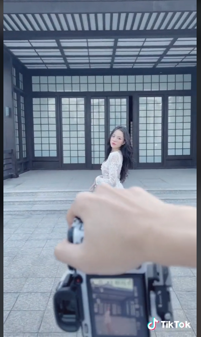 Các "thám tử online" chỉ ra chiếc váy cũng như kiểu tóc của cô gái trong video Long Men đăng tải hoàn toàn trùng khớp với video và những bức ảnh gần đây của Mèo Sao Hoả. Chưa hết, video của cả 2 đều ở cùng địa điểm.