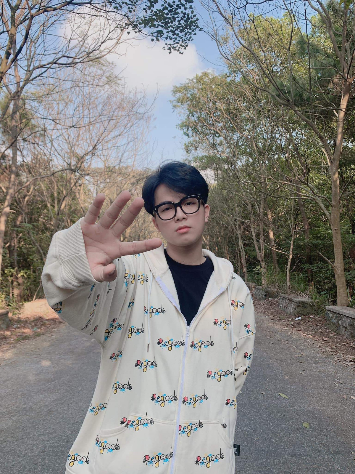 Long Men có tên thật là Ngô Hải Long, sinh năm 1998 tại Hải Phòng. Anh đang sở hữu tài khoản TikTok có 1,3 triệu người theo dõi với gần 37 triệu lượt thích trên tổng số video.