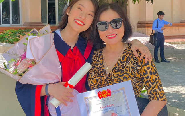 Đến năm 2019, Khánh Vy nhận học bổng 200 triệu đồng du học 2 tuần tại New York, Hoa Kỳ. Cũng trong năm này, cô được chọn là một trong bốn đại diện của châu Á tham gia Ambassador Tour tại thủ đô Washington. Tháng 8/2020, Khánh Vy tốt nghiệp Học viện Ngoại giao với tấm bằng loại Giỏi.