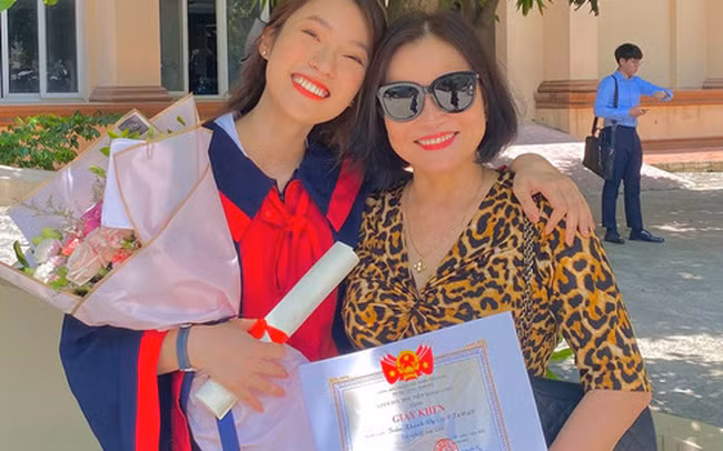 Đến năm 2019, Khánh Vy nhận học bổng 200 triệu đồng du học 2 tuần tại New York, Hoa Kỳ. Cũng trong năm này, cô được chọn là một trong bốn đại diện của châu Á tham gia Ambassador Tour tại thủ đô Washington. Tháng 8/2020, Khánh Vy tốt nghiệp Học viện Ngoại giao với tấm bằng loại Giỏi.