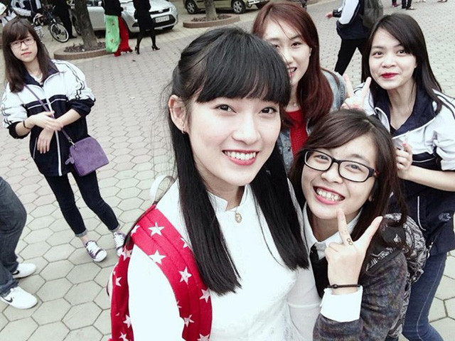 Con đường MC của Khánh Vy trở nên rạng rỡ hơn sau khi xuất hiện trong vai trò khách mời của chương trình 8 IELTS - một talkshow tiếng Anh của Đài Truyền hình Việt Nam. Sau đó với tài năng của mình, cô nàng trở thành người dẫn chương trình cho talkshow này.