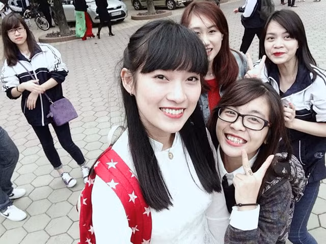 Con đường MC của Khánh Vy trở nên rạng rỡ hơn sau khi xuất hiện trong vai trò khách mời của chương trình 8 IELTS - một talkshow tiếng Anh của Đài Truyền hình Việt Nam. Sau đó với tài năng của mình, cô nàng trở thành người dẫn chương trình cho talkshow này.