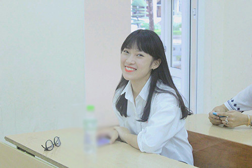 Năm 2014, Khánh Vy đỗ vào lớp chuyên Anh trường THPT chuyên Phan Bội Châu với tổng điểm xếp thứ 14 toàn khối.