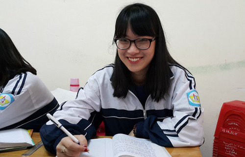 Không chỉ gây ấn tượng bằng tài năng ngoại ngữ, Trần Khánh Vy còn khiến bao trái tim của netizen phải xốn xang khi sở hữu gương mặt ưa nhìn với những đường nét thanh tú.