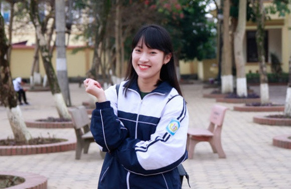 Năm 2016 đánh dấu một cột mốc quan trọng với bản thân Khánh Vy. Không chỉ nổi tiếng sau 1 đêm khi clip "bắn" 7 ngoại ngữ lên sống mà cùng năm này, cô bạn đỗ vào trường Học viện Ngoại giao với điểm số khá cao là 28.03.