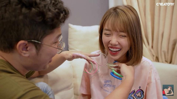 Linh Ngọc Đàm cho biết bản thân rất dễ gần dù ít khi cười. Nhưng cô nàng không hề mặc cảm về nụ cười tự nhiên của mình.