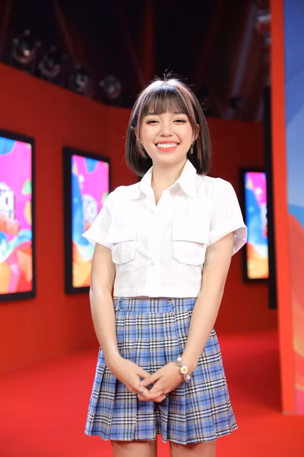 Mặc dù "vắng bóng nụ cười" nhưng hễ Linh Ngọc Đàm nở nụ cười tỏa nắng có thể thấy được sự hạnh phúc không lối thoát.