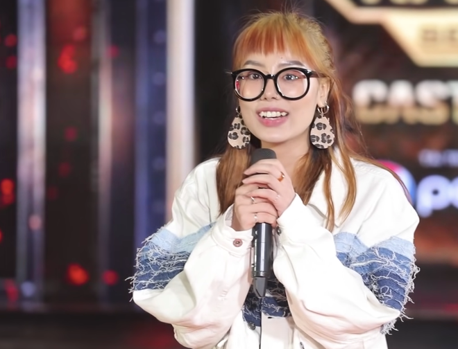 Mai Âm Nhạc tên thật là Hoàng Hương Quỳnh Mai, sinh năm 1997. Xinh đẹp, đa tài, cô nàng được xem là "hiện tượng" trên TikTok với những màn hỏi xoáy đáp xoay tấu hài khá lầy lội, thu hút lượng theo dõi "khủng".