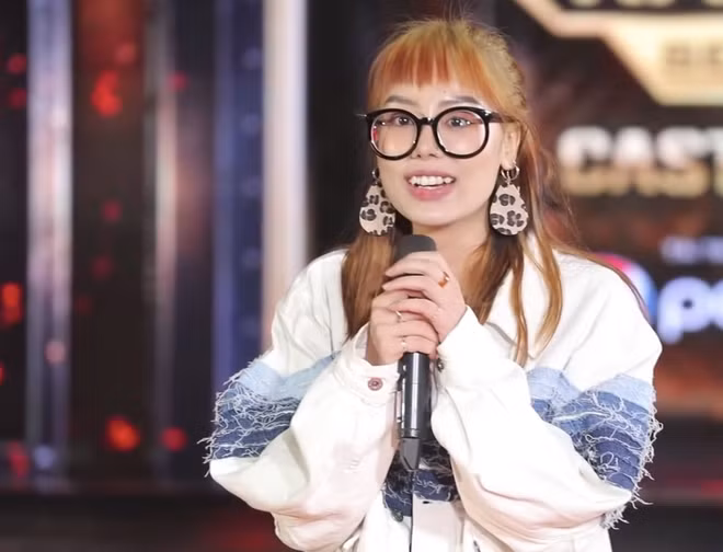 Mai Âm Nhạc tên thật là Hoàng Hương Quỳnh Mai, sinh năm 1997. Xinh đẹp, đa tài, cô nàng được xem là "hiện tượng" trên TikTok với những màn hỏi xoáy đáp xoay tấu hài khá lầy lội, thu hút lượng theo dõi "khủng".