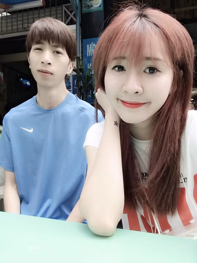 Ngân Sát Thủ và ViruSs quen nhau từ năm 2015. Bên nhau trong yên bình là cách mà cặp đôi chọn để hiện tình cảm đối với nửa kia. Chính điều này khiến cho rất nhiều người kỳ vọng rằng, mối quan hệ giữa "trai tài, gái sắc" sẽ có một kết thúc đẹp.