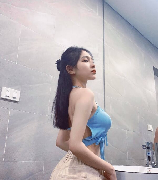 Nhắc đến những streamer xinh đẹp, gợi cảm mà quên đi cái tên Linh Chichan quả là 1 thiếu xót. Hot girl sinh năm 2002 này gây ấn tượng nhờ body vòng nào ra vòng đó.