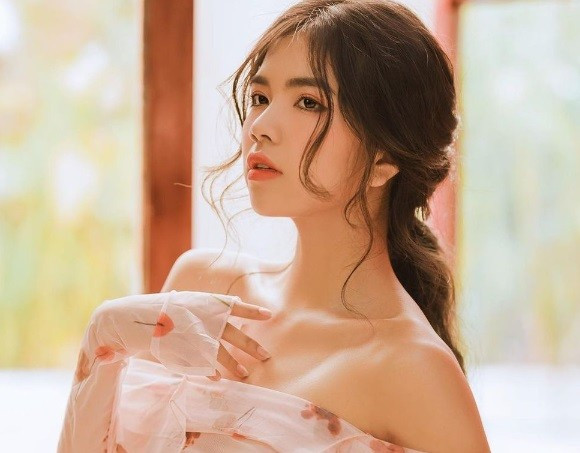 Danh hiệu nữ streamer nóng bỏng nhất làng game Việt thuộc về Mai Dora, nàng hotgirl thường xuyên "đốt mắt" người xem bằng cách cập nhật những bức hình không thể táo bạo hơn.