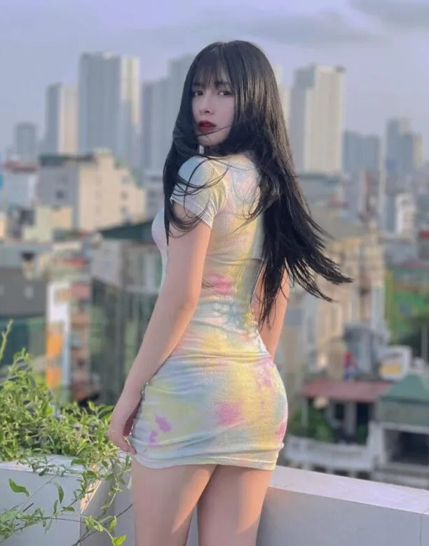 Là streamer được cộng đồng mạng nhắc đến nhiều trong năm 2021 với nhiều lùm xùm, song không thể phủ nhận vẻ đẹp quyến rũ của Quỳnh Alee.
