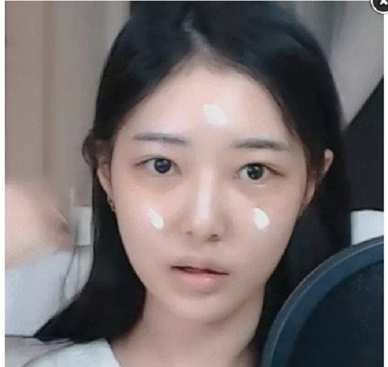 Ayun nổi tiếng với gương mặt mộc không tì vết. Kể cả khi không trang điểm, cô nàng vẫn xinh đẹp tự nhiên.