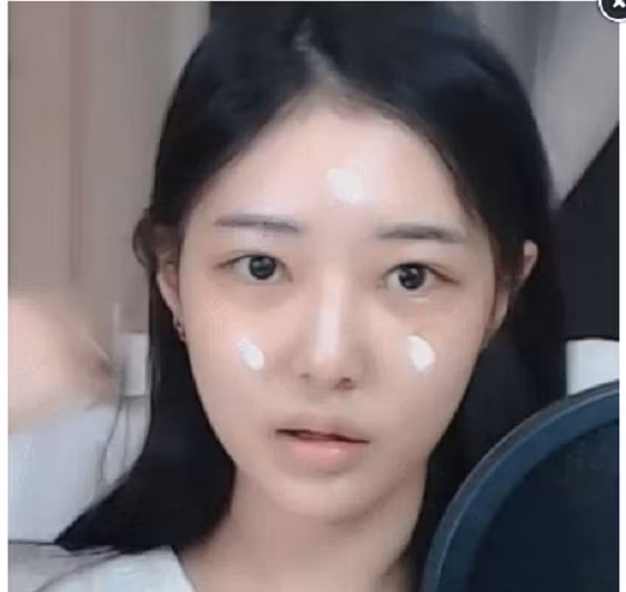 Ayun nổi tiếng với gương mặt mộc không tì vết. Kể cả khi không trang điểm, cô nàng vẫn xinh đẹp tự nhiên.