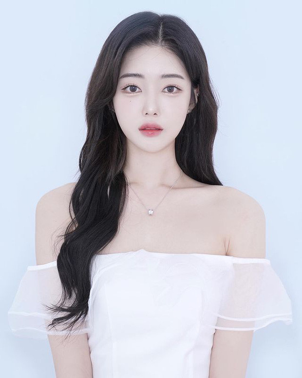 Nhân vật chính trong câu chuyện khoe nội y đình đám trên mạng ngày qua có tên là Ayun. Cô nàng này không hẳn đã quá nổi tiếng nhưng khi nhìn vào quá khứ bản thân nữ streamer này cũng không phải mẫu người thích hở bạo.