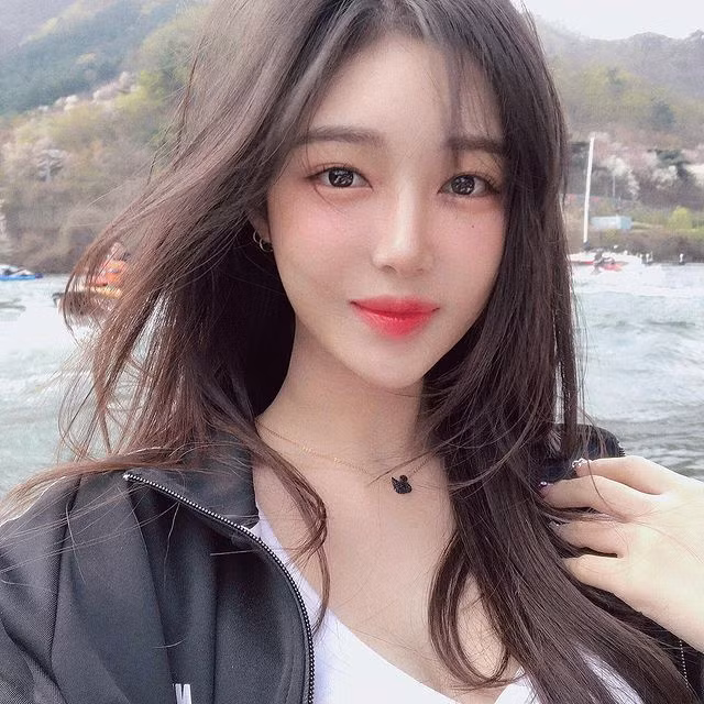 Tuy nhiên, cũng nhờ phong cách này mà Ayun được nhiều người đánh giá rất cao ví như thiên thần hiền lành trong làng streamer tại Hàn Quốc.