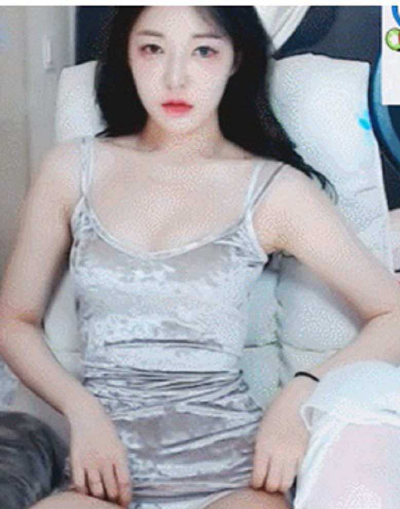 Cụ thể, trong phiên lên sóng mới nhất, chẳng hiểu vì lý do gì mà nữ streamer này bất ngờ có màn kéo cao váy, khoe trọn nội y bên dưới. Bản thân Ayun cũng tỏ ra khá chủ động với hành vi của mình.