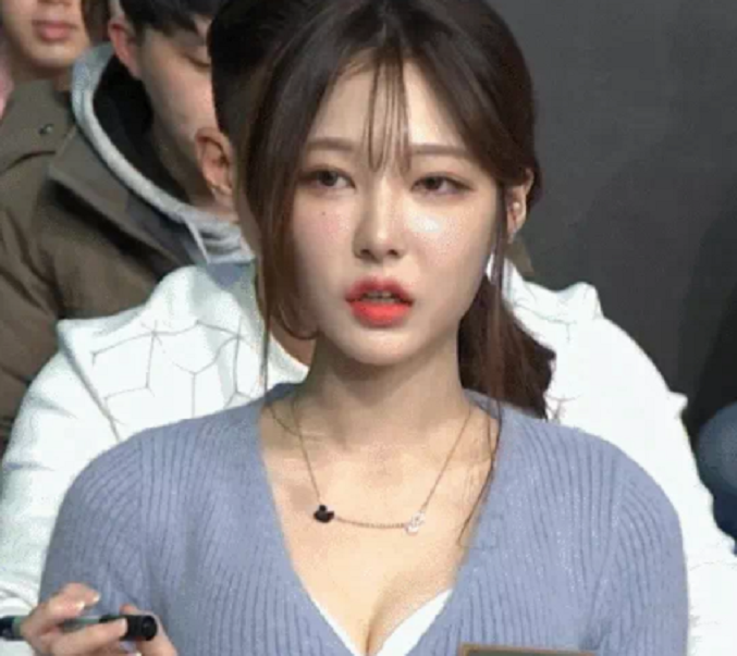 Trong lúc Ayun đang bị bàn tán về nhan sắc thì một đoạn video cô nàng đang tham gia một cuộc thi tại Hàn Quốc, có thể thấy ngay cả khi không lên sóng, gương mặt của cô vẫn rất xinh đẹp, cuốn hút người nhìn.