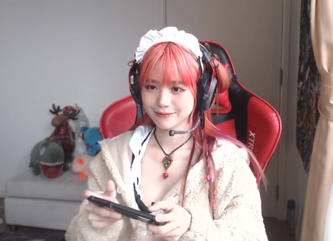 Cùng với đó, nữ streamer Liên Quân cũng khiến fan bất ngờ khi vô tư “thú nhận” trên sóng đã xem phim người lớn từ khi vẫn còn là học sinh Tiểu học.