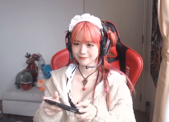 Cùng với đó, nữ streamer Liên Quân cũng khiến fan bất ngờ khi vô tư “thú nhận” trên sóng đã xem phim người lớn từ khi vẫn còn là học sinh Tiểu học.