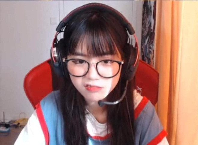 Kể từ ngày lên sóng stream, YuGi chưa tình dính lùm xùm gì. Thậm chí, có fan còn trêu đùa nhìn cô nàng ăn mặc “ngốt” quá, không giống đa số các hot girl làng game hiện nay.