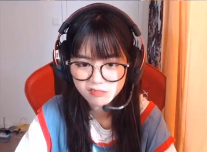 Kể từ ngày lên sóng stream, YuGi chưa tình dính lùm xùm gì. Thậm chí, có fan còn trêu đùa nhìn cô nàng ăn mặc “ngốt” quá, không giống đa số các hot girl làng game hiện nay.