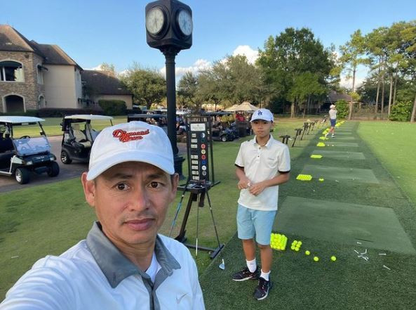 Theo tìm hiểu, Thiên Tường năm nay 14 tuổi, sinh sống ở Mỹ từ nhỏ vậy nên không thành thạo tiếng Việt là bao. Nhưng bù lại, thiếu gia lại sở hữu vẻ ngoài rất sáng sủa, ưa nhìn.