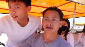 Trong những khoảnh khắc lộ diện hiếm hoi, nhiều người nhận xét Thiên Tường sở hữu đường nét trên gương mặt giống ba.