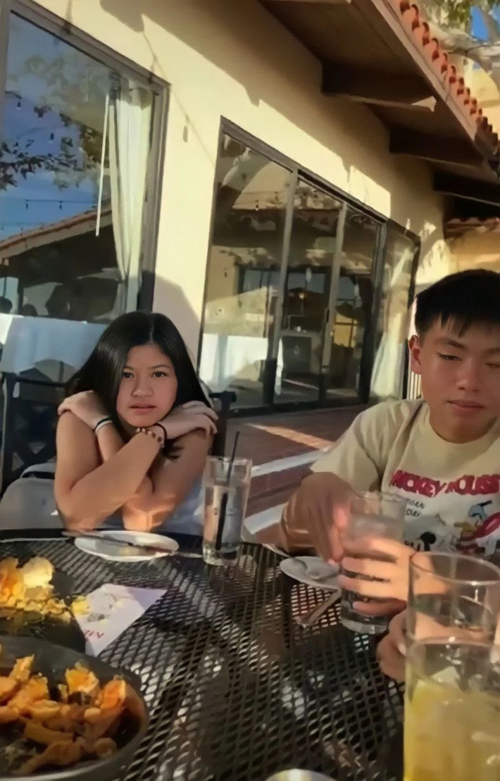 Vì sinh ra và lớn lên tại Mỹ nên tất nhiên Thiên Tường sẽ bắn tiếng Anh như gió nhưng ông bố đại gia lại luôn mong muốn con cái không quên tiếng Việt.