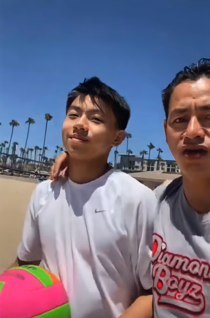 Trong một đoạn video được đào lại mới đây, rich kid cứ ấp úng mãi, không biết mình tên gì khi được bố hỏi và bắt trả lời bằng… tiếng Việt. 