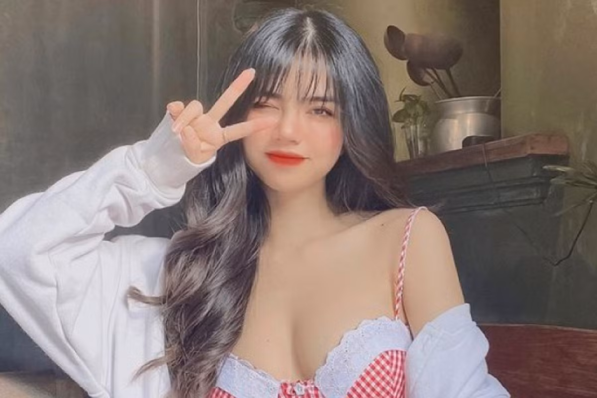 Với tính cách hài hước, giọng nói ngọt ngào và đặc biệt là thân hình bốc lửa, nữ streamer Mai Dora là một trong những bóng hồng nổi bật nhất làng game Việt