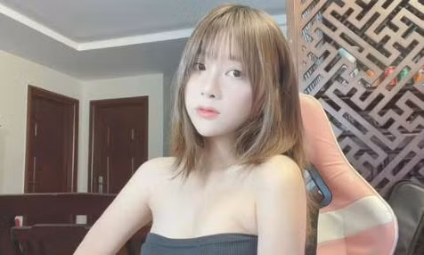 Từ nhỏ, Lyly Sury vốn đã không sống cùng bố mẹ nên người chăm sóc cho cô nhiều nhất đó chính là bà ngoại của mình.Nữ streamer chia sẻ, bà vẫn luôn ủng hộ tất cả những công việc của mình.