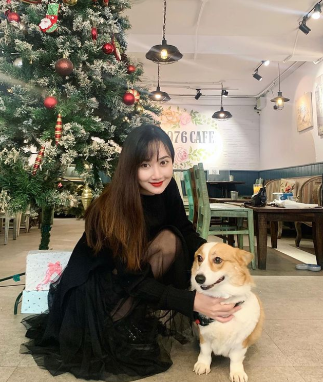 Hằng Đàm tên thật là Đàm Thanh Hằng hay cũng được khán giả yêu mến và gọi với cái tên là “Hằng baby”. Cô đã từng giữ chức HLV tạm thời của Team Flash Liên Quân Mobile thay cho Harvin.