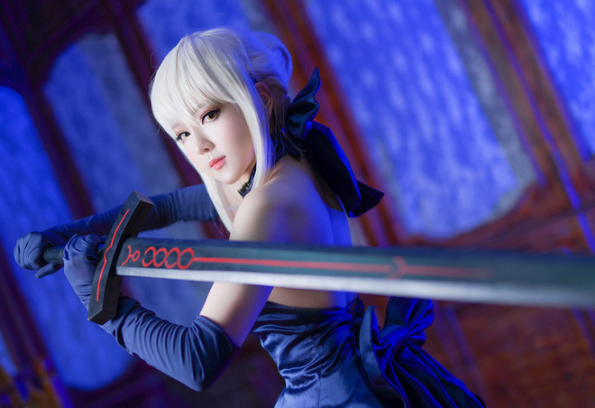 Huyền Trang bắt đầu được dân tình chú ý từ khi nhận lời trở thành admin trong game online bắn súng Xuất Kích, đồng thời thực hiện một bộ ảnh cosplay cực đẹp về tựa game này.