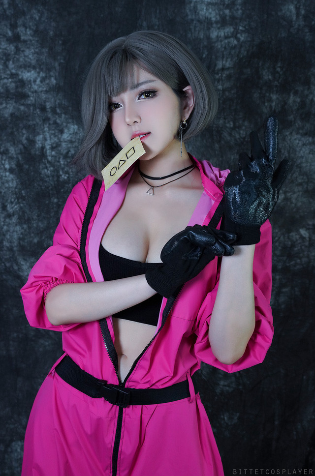 Không chỉ game, nhiều coser cũng chọn cách biến thân thành nhân vật trong Squid Game. Trong đó, cô nàng có tên Trang “Bít Tết” đã có màn cosplay gây sốt.