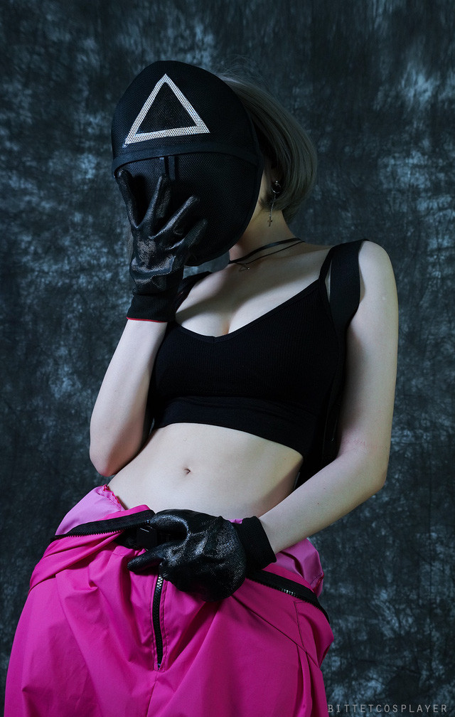 Lần này, nữ coser Trang “Bít Tết” lại một lần nữa khiến cho cư dân mạng cảm thấy “tan chảy” đến mức nếu thực sự Squid Game mà như thế này thì chắc ai cũng muốn chơi “trò chơi con mực”.