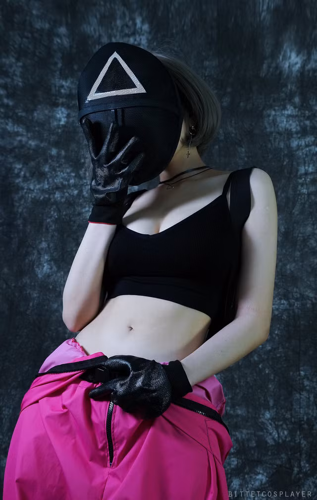 Lần này, nữ coser Trang “Bít Tết” lại một lần nữa khiến cho cư dân mạng cảm thấy “tan chảy” đến mức nếu thực sự Squid Game mà như thế này thì chắc ai cũng muốn chơi “trò chơi con mực”.