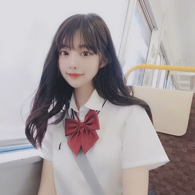 Khi diện trang phục trên lên sóng, Yoo Hye-di cũng đồng thời phải đối mặt với vô số chỉ trích về việc thường xuyên tận dụng sự gợi cảm của bản thân để câu tương tác.