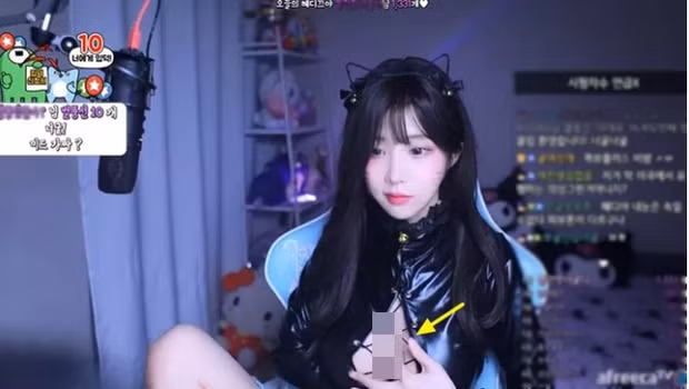 Cách đây không lâu, nữ streamer đến từ Hàn Quốc này từng gây xôn xao khi có hành động nhạy cảm để chứng minh vòng một tự nhiên sau khi bị đồn thổi, nghi vấn hack cheat đôi gò bồng đảo.