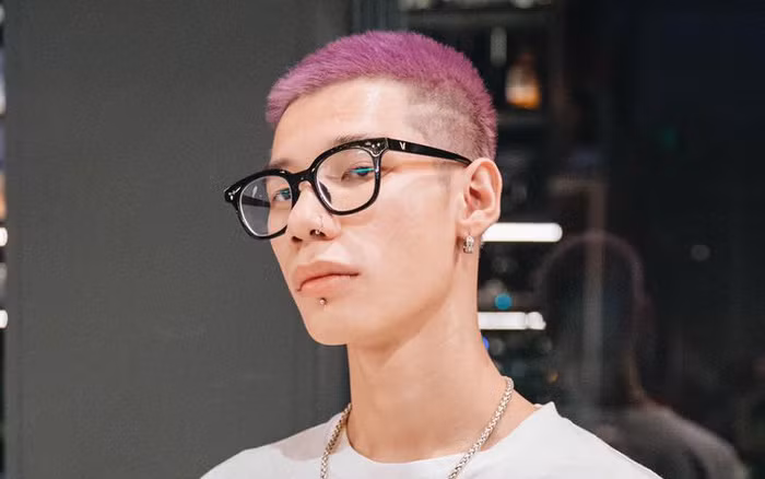 Nghiêm Vũ Hoàng Long sinh năm 1999 được biết đến với tên MCK còn có thể là Ngơ hay Nger là một rapper người viết lời nhạc theo phong cách "rap melody", trước khi thi chương trình Rap Việt anh được biết với những ca khúc như: Rap Chậm Thôi, tình đắng như ly cà phê...