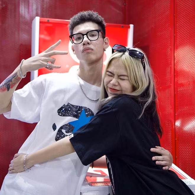 MCK và Tlinh là cặp đôi rapper quen thuộc xuất thân từ Rap Việt. Cả hai luôn đứng đầu trong danh sách những couple Gen Z chăm phát "cẩu lương" nhất, bất kể là trên sân khấu, trên MXH hay ngoài đời.