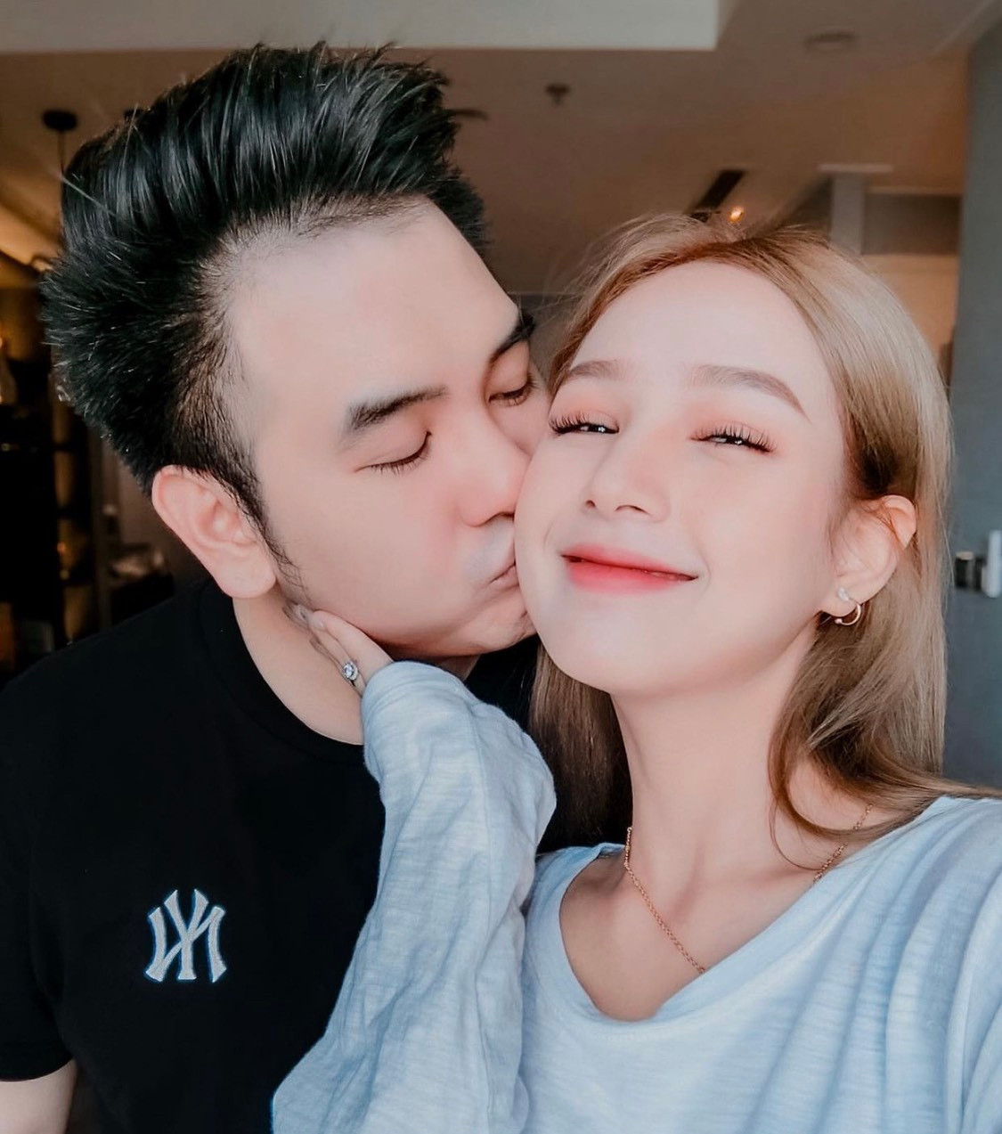 Trong số những nàng dâu hào môn ở Sài thành, Xoài Non là cái tên cũng khá nổi bật. Sau khi trở thành vợ của Xemesis, cô nàng lại càng nổi tiếng hơn bởi ông xã là 1 trong "tứ hoàng streamer" đình đám.