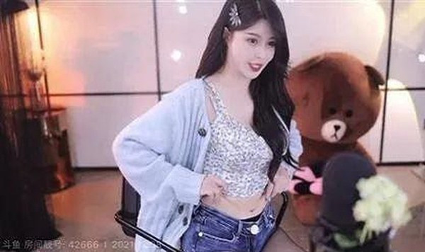 Cô nàng đã "dí dỏm" bao che khi chia sẻ: "Con gái dù gầy đến đâu thì cũng có ngấn bụng thôi. Đây không phải mỡ hay thịt, mà là da. Hôm nay tôi còn ăn 3 bát cơm lận khiến da bụng bị nhão".