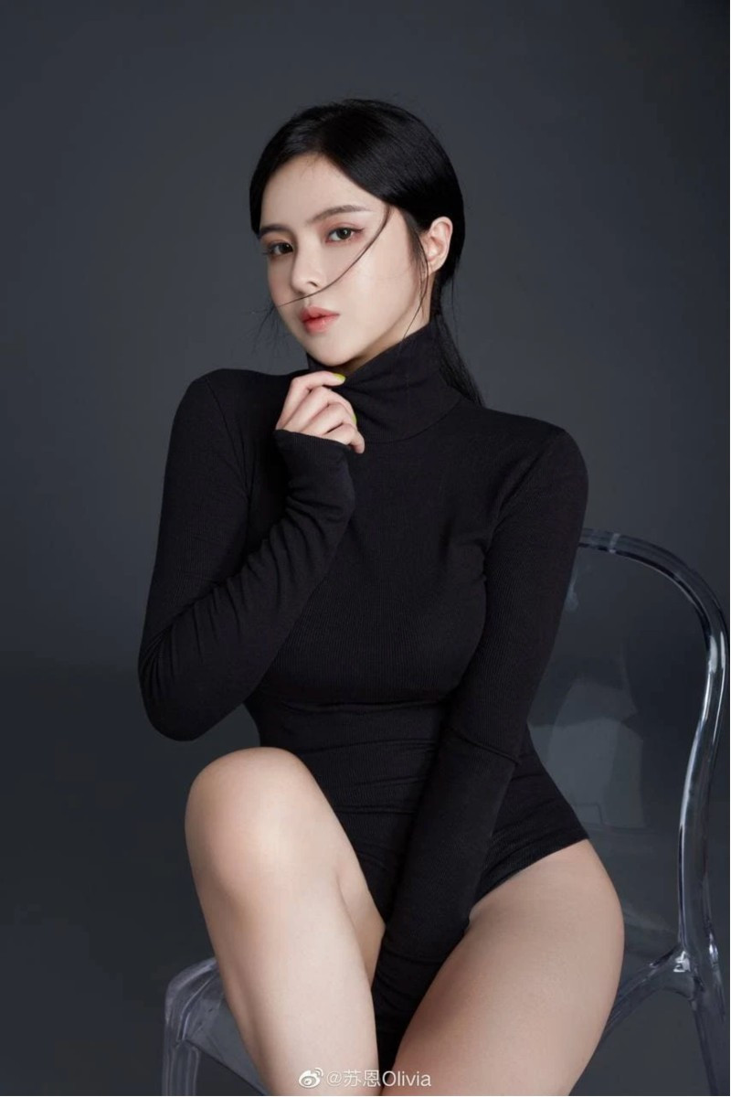 Su En là nữ streamer/ vũ công từng được mệnh danh là hàng đầu Douyu. Không chỉ khiến người xem mê đắm bởi khuôn mặt sắc sảo, mà cô nàng còn sở hữu thân hình bốc lửa cùng khả năng nhảy cực kỳ mê người.