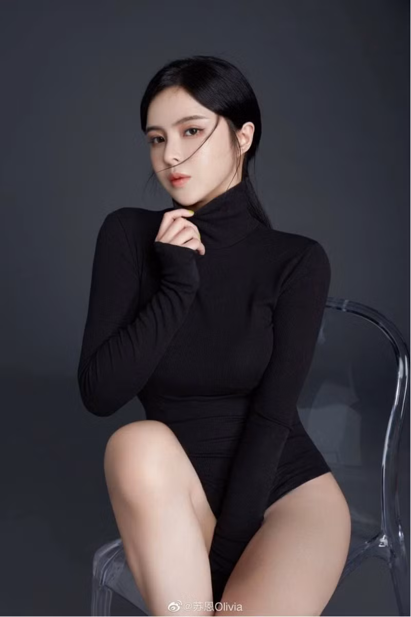 Su En là nữ streamer/ vũ công từng được mệnh danh là hàng đầu Douyu. Không chỉ khiến người xem mê đắm bởi khuôn mặt sắc sảo, mà cô nàng còn sở hữu thân hình bốc lửa cùng khả năng nhảy cực kỳ mê người.