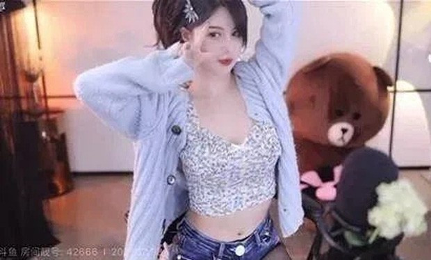 Theo đó vào buổi phát sóng livestream, Su En đã mặc một chiếc crop top hai dây khoe trọn khe ngực kèm chiếc quần jeans ngắn cũn cỡn. Ngoài ra nữ streamer còn khéo léo khoe vòng eo trắng nõn nà của mình.