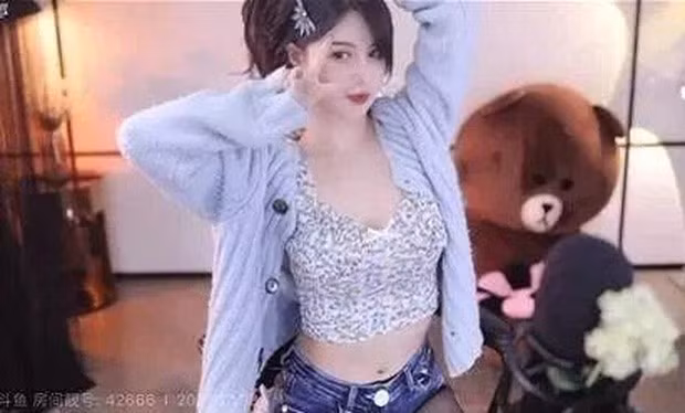 Theo đó vào buổi phát sóng livestream, Su En đã mặc một chiếc crop top hai dây khoe trọn khe ngực kèm chiếc quần jeans ngắn cũn cỡn. Ngoài ra nữ streamer còn khéo léo khoe vòng eo trắng nõn nà của mình.
